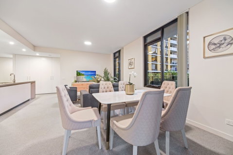 HomeHotel Stylish Apt Next To Train & Westfield - Accommodation Perth 3