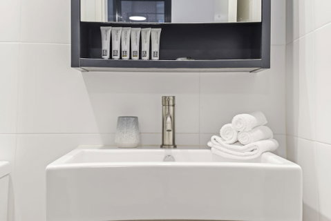 HomeHotel Stylish Apt Next To Train & Westfield - Accommodation Perth 5