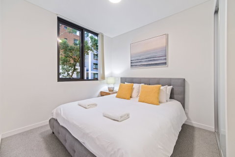 HomeHotel Stylish Apt Next To Train & Westfield - Accommodation Perth 2