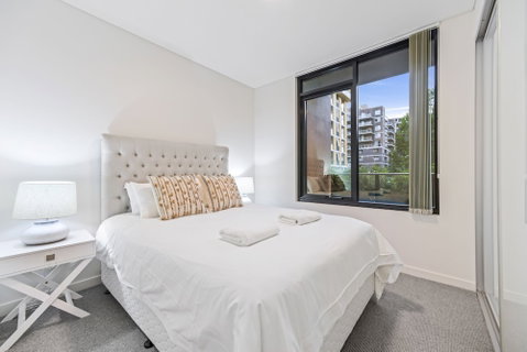 HomeHotel Stylish Apt Next To Train & Westfield - Accommodation Perth 0