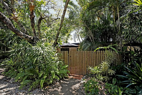 Rare Modern Unit W Private Fenced Garden Close To The Beach PC4 - Accommodation Perth 1