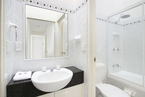 Pine Court Apartments - Accommodation Perth 4