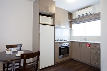 Easystay Studio Apartments - Accommodation Perth 6