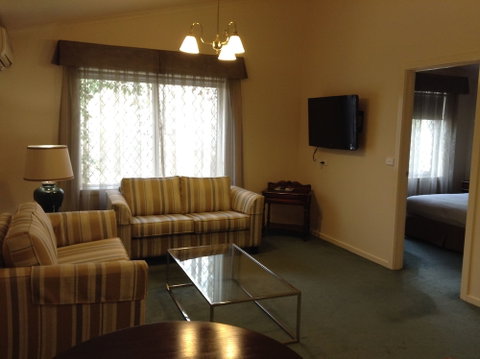 Elizabethan Lodge - Accommodation Perth 5