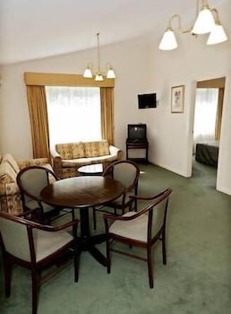 Elizabethan Lodge - Accommodation Perth 4