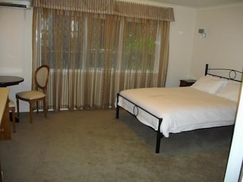 Elizabethan Lodge - Accommodation Perth 3