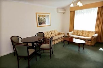Elizabethan Lodge - Accommodation Perth 1