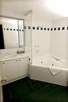 Elizabethan Lodge - Accommodation Perth 2