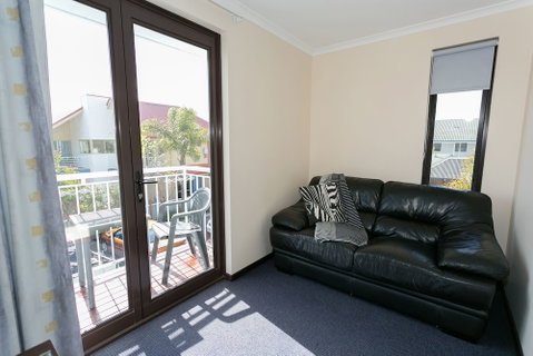 Dolphin Lodge - Accommodation Perth 2
