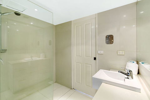 Surfers Century Oceanside Apartments - Accommodation Perth 4