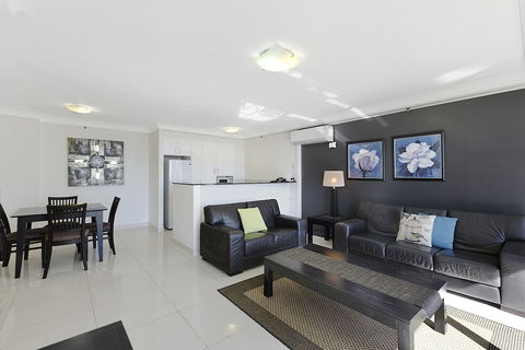 Surfers Century Oceanside Apartments - Accommodation Perth 5