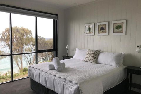 Hamptons On The Bay - Accommodation Perth 7