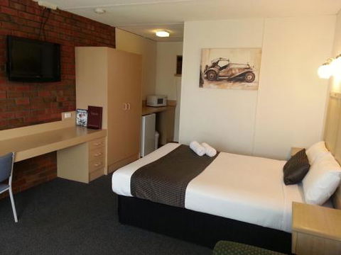 Big Valley Lakeside Paradise Motor Inn - Accommodation Perth 1