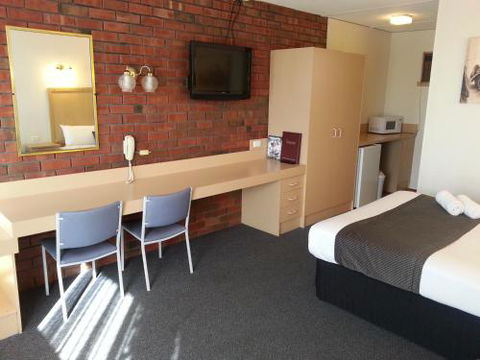 Big Valley Lakeside Paradise Motor Inn - Accommodation Perth 3