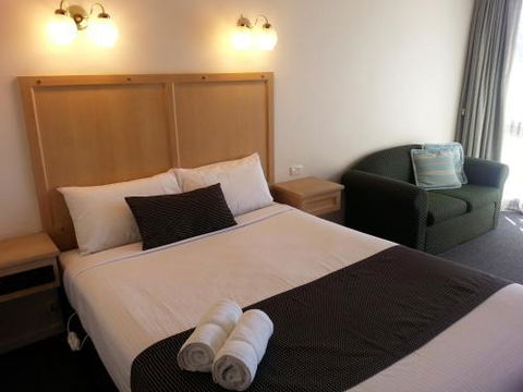 Big Valley Lakeside Paradise Motor Inn - Accommodation Perth 6