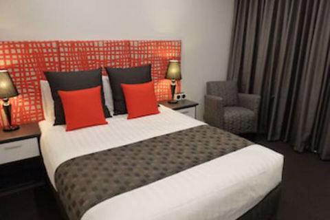 Golden Chain Tower Motor Inn - Accommodation Perth 0