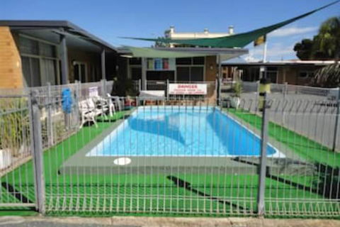 Cobb Inlander Motel - Accommodation Perth 2