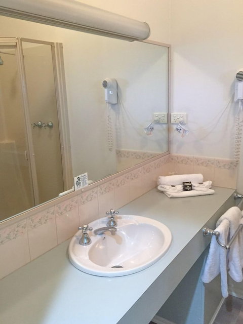 Deniliquin Country Club Motor Inn - Perth Resorts 4