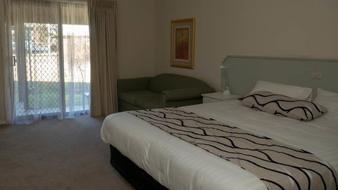 Deniliquin Country Club Motor Inn - Perth Resorts 3