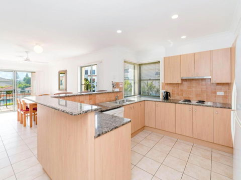 Breakers Block 3 Unit 2 Pool In Complex Across The Road From The Beach - Accommodation Perth 1