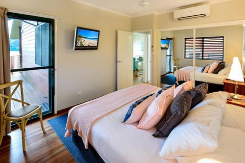 NEWLY BEAUTFULLY RENOVATED 16 The Casuarina 3 Bedroom House With 180 Degree Ocean Views - Perth Resorts 1