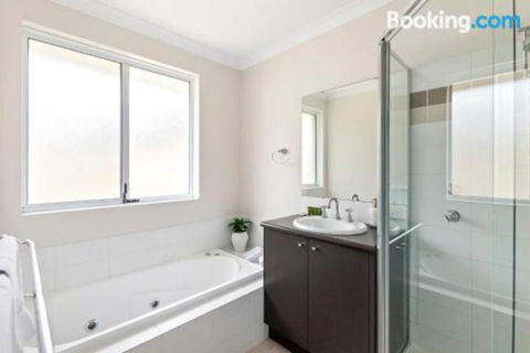 Beach Resort Chalet - Accommodation Perth 2
