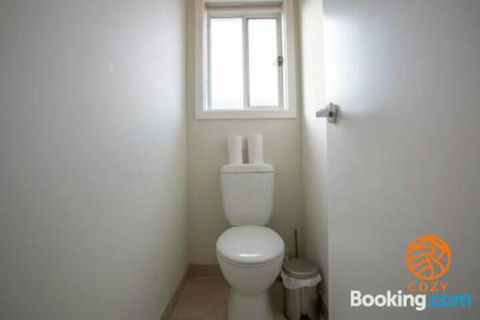 109Cozy Cranbourne Family House5Bed2Bath2Parking - Accommodation Perth 2