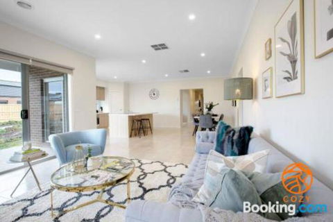 109Cozy Cranbourne Family House5Bed2Bath2Parking - Accommodation Perth 6