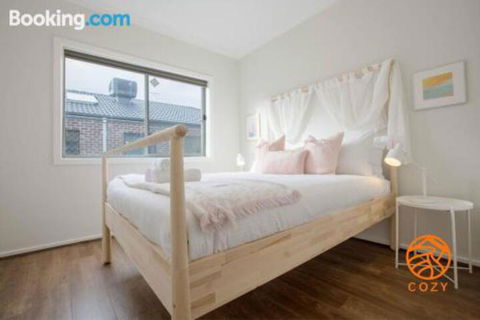 109Cozy Cranbourne Family House5Bed2Bath2Parking - Accommodation Perth 0