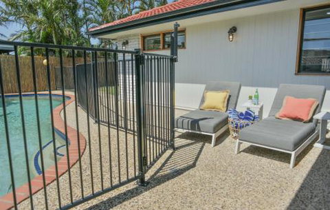 Quiet Pet Friendly Home 3 Houses To Beach Entry With Private Pool Walk To Shops - Accommodation Perth 5