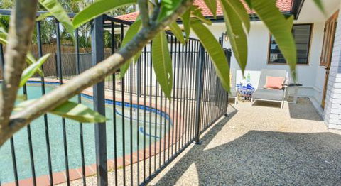 Quiet Pet Friendly Home 3 Houses To Beach Entry With Private Pool Walk To Shops - Accommodation Perth 6
