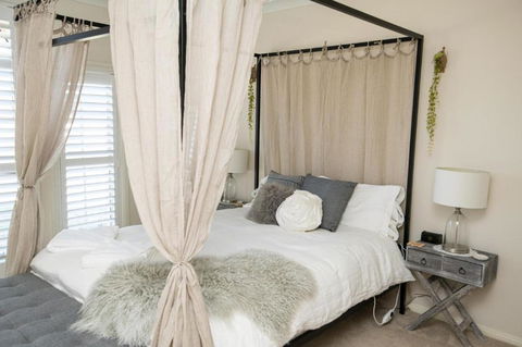 Roselawn Entertainer Large & Luxurious Sleeps 12 - Accommodation Perth 2