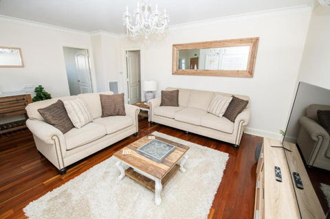 Roselawn Entertainer Large & Luxurious Sleeps 12 - Accommodation Perth 3