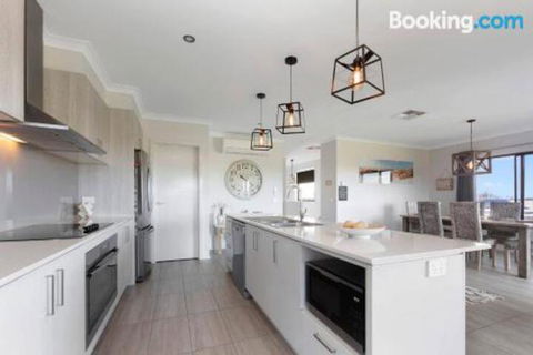 STELLAVISTA 4 Bedrooms Free Wifi Views - Accommodation Perth 6