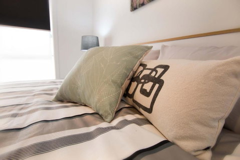 Contemporary â€˜Espritâ€™ With River Reserve Access - Accommodation Perth 2