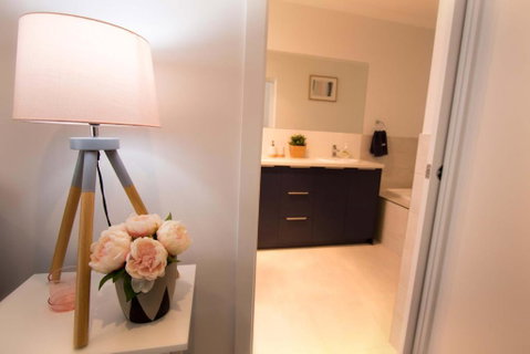 Contemporary â€˜Espritâ€™ With River Reserve Access - Accommodation Perth 1