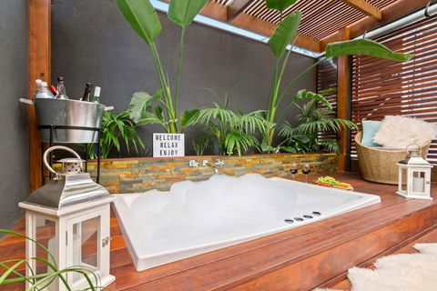 AMORE A Tranquil Retreat With Couples Spa - Perth Resorts 6