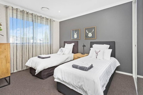 Luxury Brand New Home - Accommodation Perth 6