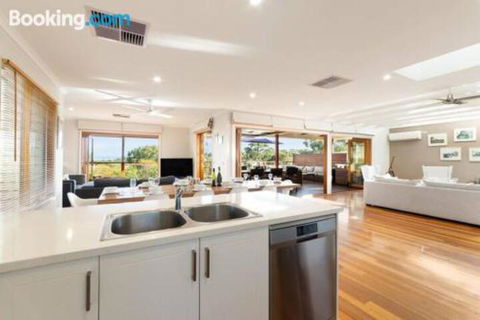 Acqua Vista Water View Fireplace Walk To Beach - Perth Resorts 2