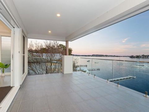 Absolute Waterfront Lakehouse Fishing Point Waterfront Pool Jetty - Accommodation Perth 4