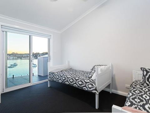 Absolute Waterfront Lakehouse Fishing Point Waterfront Pool Jetty - Accommodation Perth 2