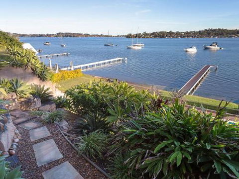 Absolute Waterfront Lakehouse Fishing Point Waterfront Pool Jetty - Accommodation Perth 6