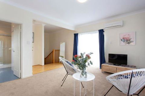 Bella Vista Townhouse With Views - Accommodation Perth 5