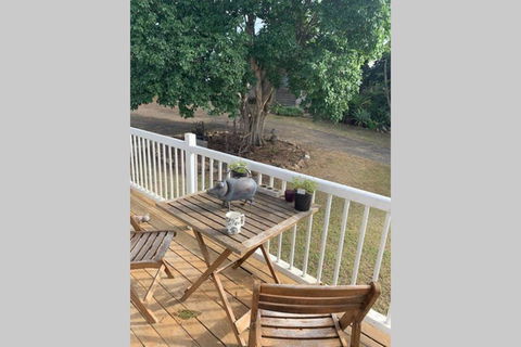 Stunning Queenslander - Accommodation Perth 3