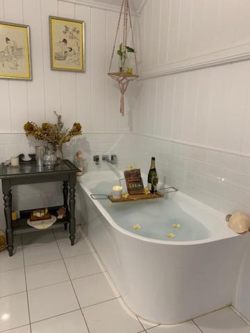Stunning Queenslander - Accommodation Perth 6