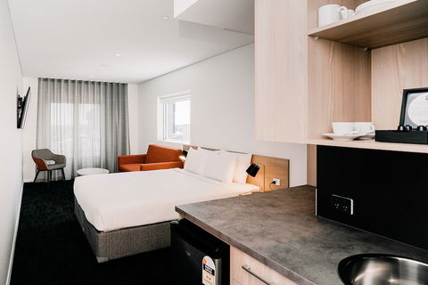 Tom's Court Hotel - Accommodation Perth 6