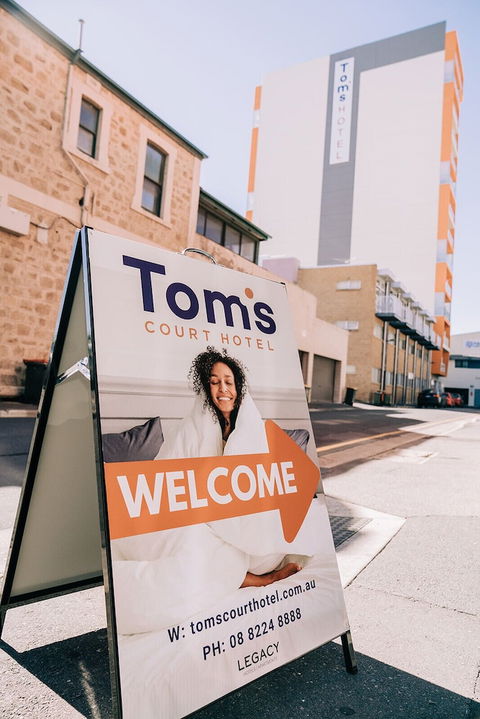 Tom's Court Hotel - Accommodation Perth 2