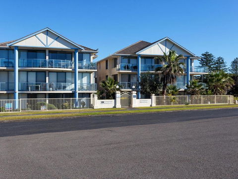Across The Road From The Beach! - Accommodation Perth 5