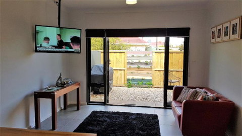 Red Ochre â€“ Large 1BR With Private Courtyard - Accommodation Perth 1