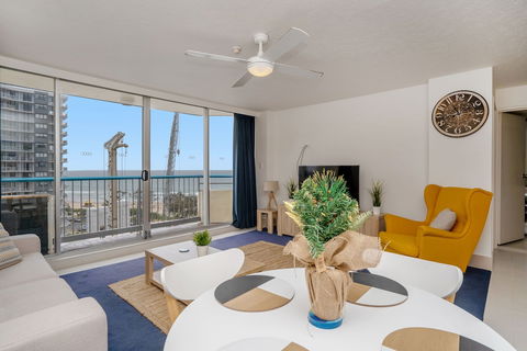 Beachside Views With Pool & Netflix - Accommodation Perth 2